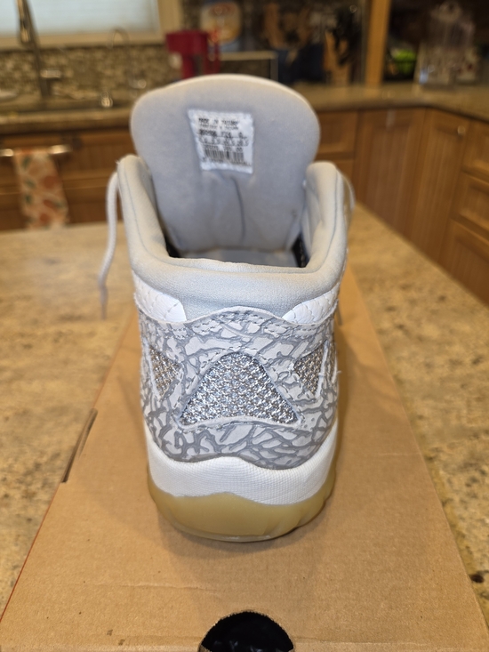 Jordan\'s 11 IE Low 1996